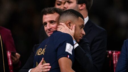 Mondial 2022: Emmanuel Macron auprès de Kylian MBappé… un comportement « totalement ridicule » et « inopportun » pour l’opposition