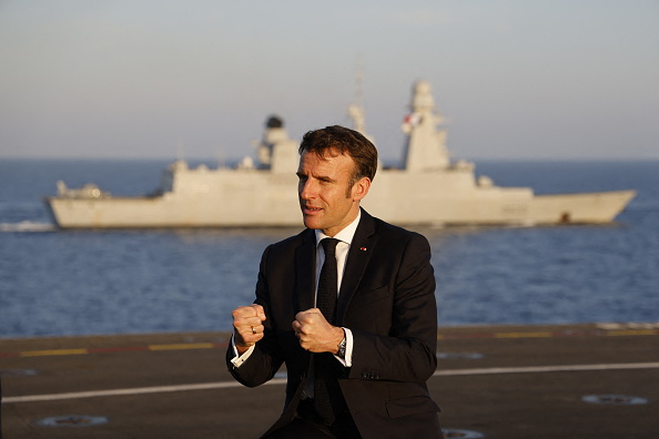 Le Président Emmanuel  Macron sur le porte-avions Charles de Gaulle.(Photo : LUDOVIC MARIN/POOL/AFP via Getty Images)