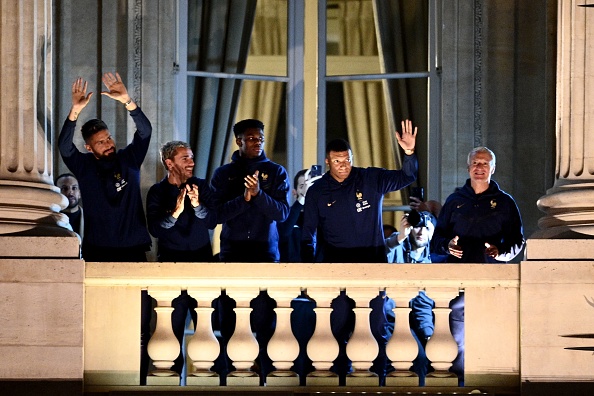 Les joueurs de l'équipe de France saluent les supporters à l'Hôtel de Crillon, sur la Place de la Concorde à Paris, le 19 décembre 2022. (Photo : CHRISTOPHE ARCHAMBAULT/AFP via Getty Images)