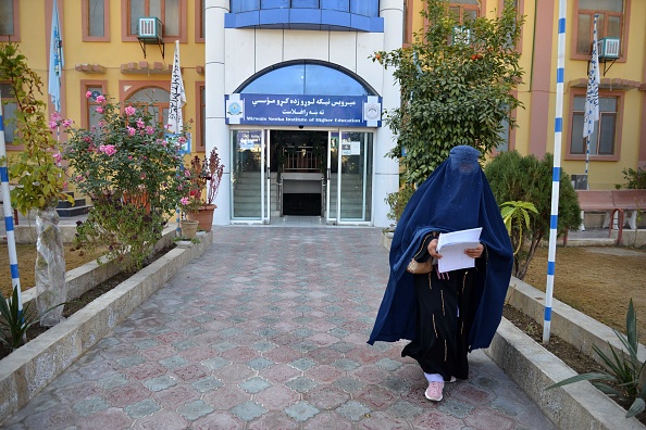 Une étudiante devant une université dans la province de Kandahar, le 21 décembre 2022. (Photo : STRINGER/AFP via Getty Images)