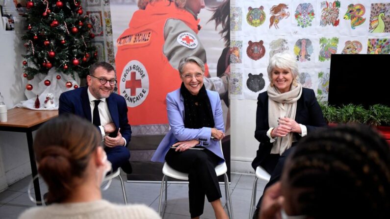 (De gauche à droite) - Le ministre de la Ville et du Logement, Olivier Klein, la Première ministre, Élisabeth Borne, et la ministre de la Parité, de la Diversité et de l'Égalité des chances, Isabelle Rome, à Paris, le 21 décembre 2022. (Photo: JULIEN DE ROSA/AFP via Getty Images)