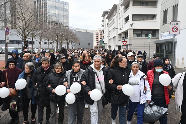 "Marche Blanche" en mémoire des victimes de l'incendie d'un immeuble d'habitation, à Vaulx en Velin, dans la banlieue nord de Lyon, le 22 décembre 2022, après la mort de dix résidents dans l'incendie qui s'est déclaré le 16 décembre, dans un immeuble d'habitation délabré. (Photo : OLIVIER CHASSIGNOLE/AFP via Getty Images)