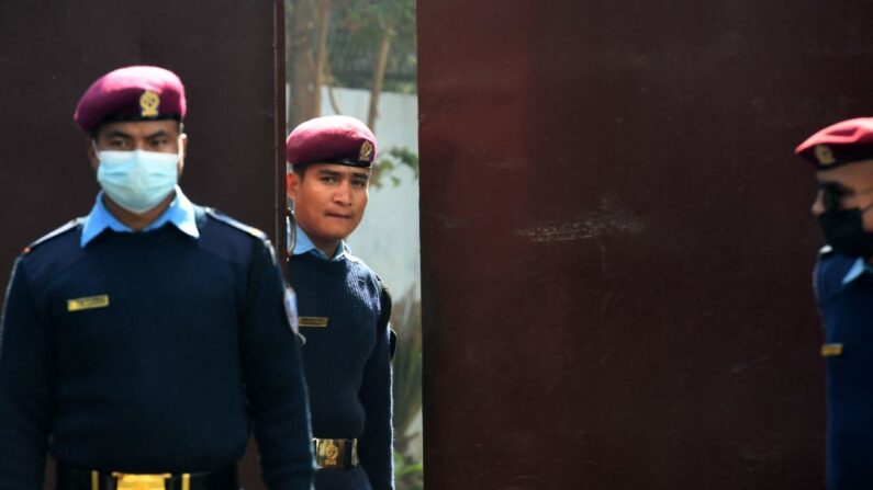 Agents de police népalaise. (Photo by PRAKASH MATHEMA/AFP via Getty Images)