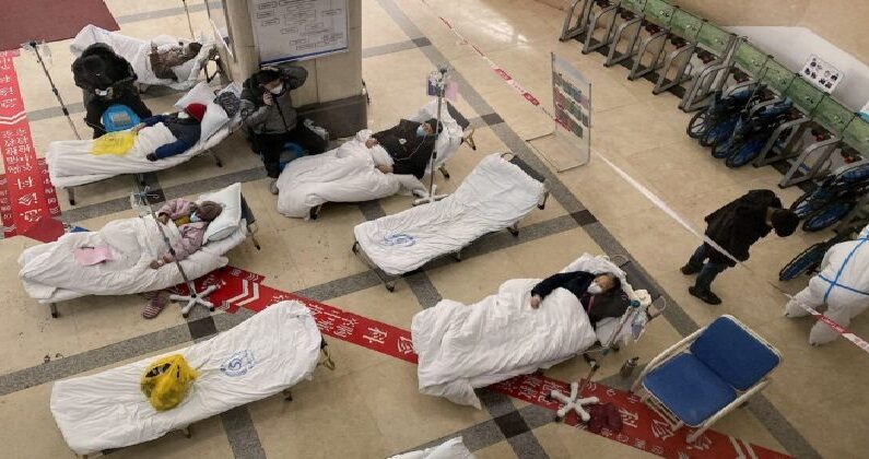 Patients atteints du Covid-19 dans le hall de l'hôpital populaire n°5 de Chongqing, le 23 décembre 2022. (Noel Celis/AFP via Getty Images)