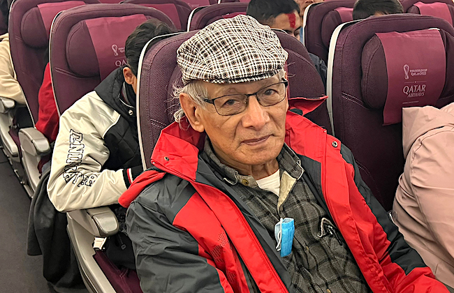 Expulsé du Népal,le tueur en série français Charles Sobhraj dans l'avion qui le ramène en France, le 23 décembre 2022. (Photo :  ATISH PATEL/AFP via Getty Images)