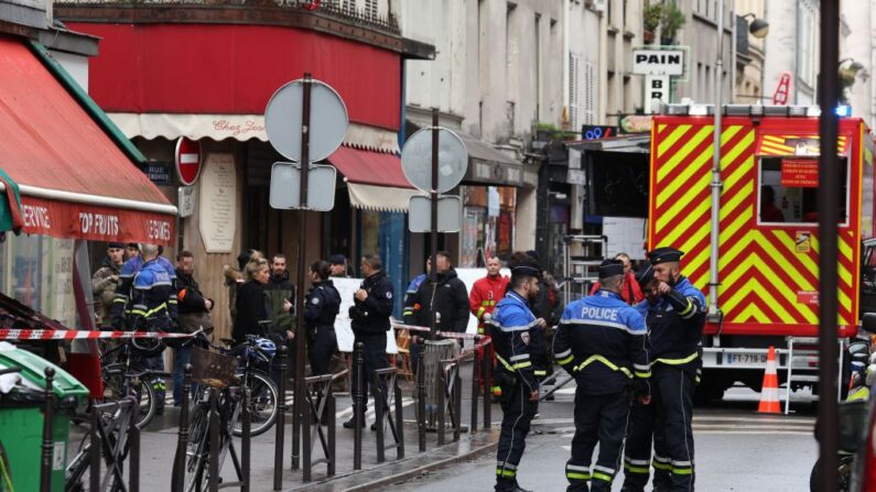 Plusieurs coups de feu ont été tirés le long de la rue d'Enghien dans le 10e arrondissement, à Paris, le 23 décembre 2022. (Photo: THOMAS SAMSON/AFP via Getty Images)