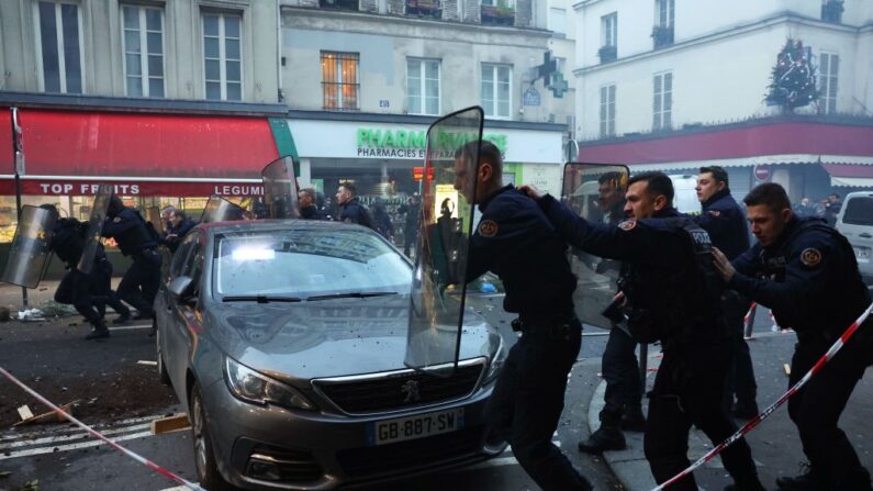 Des échauffourées ont éclaté entre des policiers et des manifestants, à Paris, le 23 décembre 2022. (Photo: THOMAS SAMSON/AFP via Getty Images)