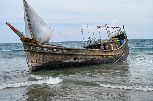 Cette photo montre un bateau qui transportait des réfugiés rohingyas après leur arrivée sur une plage de Krueng Raya, dans la province indonésienne d'Aceh, le 25 décembre 2022. (Photo : CHAIDEER MAHYUDDIN/AFP via Getty Images)