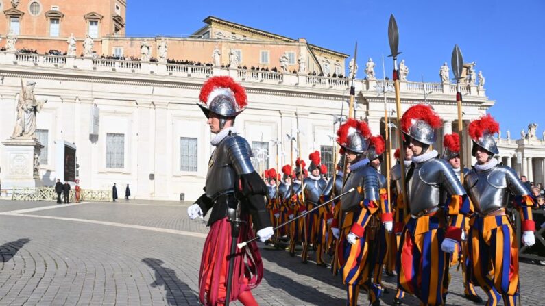 Des gardes suisses sur la place Saint-Pierre au Vatican, le 25 décembre 2022. (Photo: ANDREAS SOLARO/AFP via Getty Images)