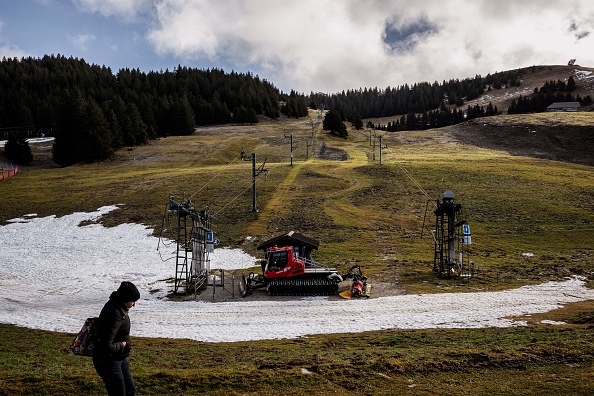 La station du Semnoz, près d'Annecy, a dû fermer le 27 décembre 2022 pour manque de neige. (Photo JEFF PACHOUD/AFP via Getty Images)