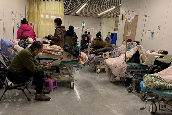 Cette photo montre des patients Covid-19 sur des lits à l'hôpital Nankai de Tianjin, le 28 décembre 2022. (Photo : NOEL CELIS/AFP via Getty Images)