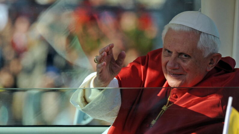 Le pape Benoît XVI salue le public depuis sa papamobile. Lourdes, 14/09/2008. (Photo by JEAN-PIERRE MULLER/AFP via Getty Images)