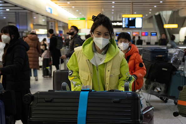 Des personnes arrivent à l'aéroport de Heathrow sur un vol en provenance de Shanghai, le 29 décembre 2022 à Londres, au Royaume-Uni. Suite à l'annonce faite par la Chine en début de semaine de la levée des restrictions de voyage malgré une recrudescence des cas de Covid dans le pays, le gouvernement britannique a déclaré qu'il n'y avait "aucun projet de réintroduction du test COVID-19 ou d'exigences supplémentaires pour les arrivées au Royaume-Uni". (Photo : Carl Court/Getty Images)