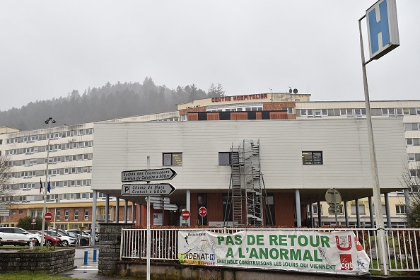 Une banderole indiquant "pas de retour à l'anormal" est accrochée à une entrée de l'hôpital de Remiremont, le 30 décembre 2022. (Photo JEAN-CHRISTOPHE VERHAEGEN/AFP via Getty Images)