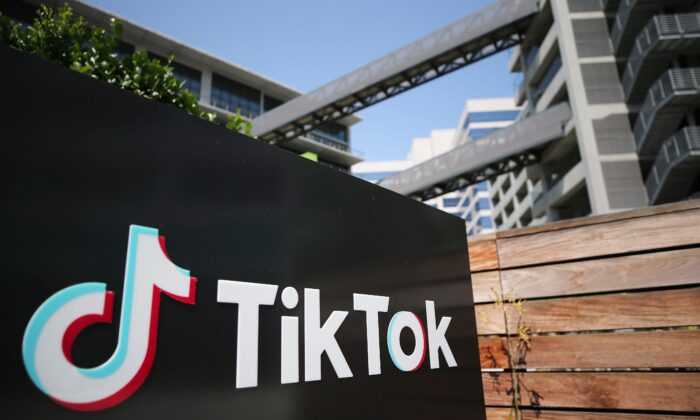 Le logo de TikTok est affiché à l'extérieur d'un bureau de TikTok dans la ville de Culver en Californie, le 27 août 2020. (Mario Tama/Getty Images)