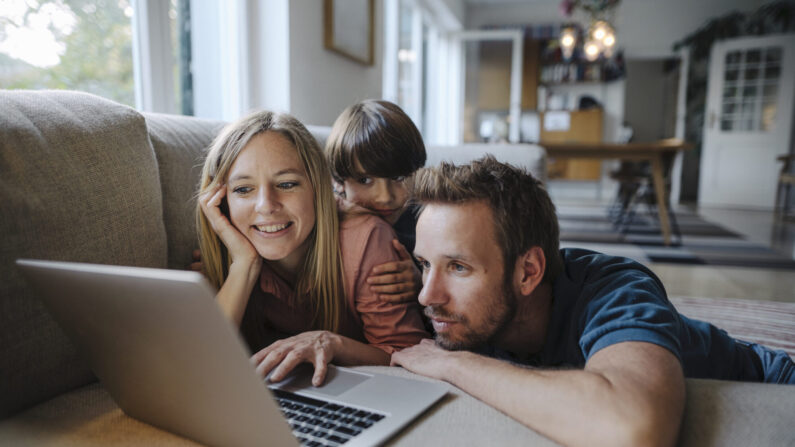 La plateforme est fermement décidée à éviter tout contenu inapproprié, en s'appuyant sur les quatre concepts suivants : "pas de violence, pas de pornographie, pas de crime, pas de drogue ni de contenu nuisible".(Westend61/Getty Images)