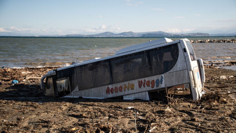 La plage de Casamicciola Terme envahie par un glissement de terrain, en Italie, le 27 novembre 2022. (Photo: Ivan Romano/Getty Images)