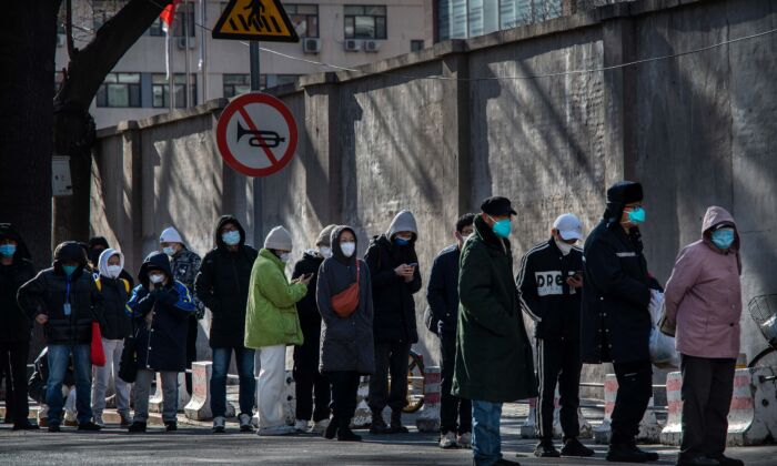 File d'attente devant une clinique pour la fièvre dans un hôpital, le matin, à Pékin, le 11 décembre 2022. (Kevin Frayer/Getty Images)