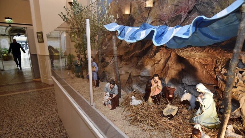 La crèche de Noël inaugurée dans l'hôtel de ville de Béziers, le 4 décembre 2014. (Photo: AFP PHOTO/PASCAL GUYOT)