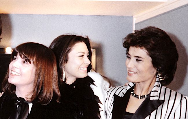  Linda de Suza accompagné d'autres chanteurs à l'issue d'un gala de charité à Paris en 1985. (Photo : CHARLES PLATIAU / AFP) (Photo by CHARLES PLATIAU/AFP via Getty Images)