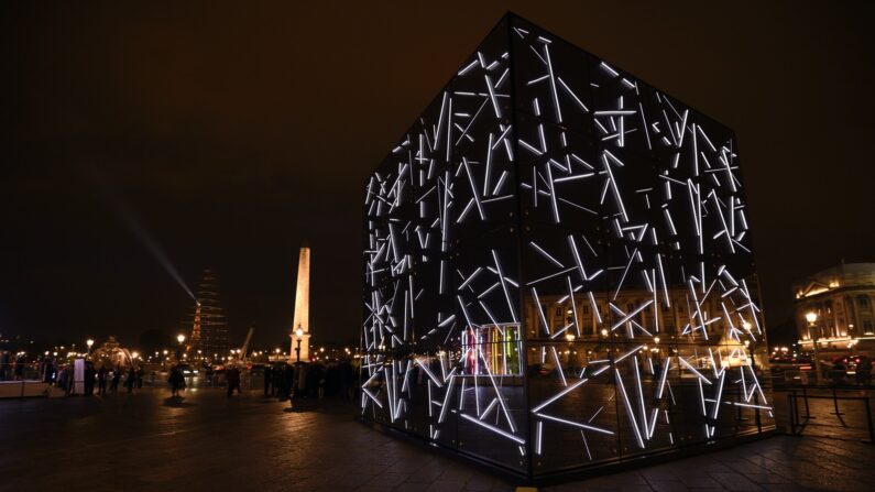 Les pavillons "Sentations Futures" du géant français des matériaux de construction Saint-Gobain, installés temporairement sur la place de la Concorde à Paris, à l'occasion de la célébration du 350e anniversaire du groupe, le 14 octobre 2015. (photo : ERIC FEFERBERG/AFP via Getty Images).