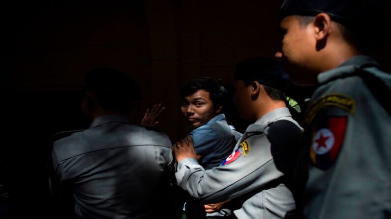 Le journaliste de Reuters Kyaw Soe Oo, détenu, est escorté par la police alors qu'il quitte le tribunal d'Insein à Yangon, au Myanmar (autrefois Birmanie) (YE AUNG THU/AFP via Getty Images)