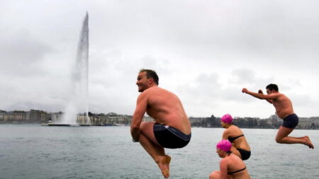 Traditionnelle « Coupe de Noël » à Genève: des milliers de nageurs bravent le froid au lac Léman dans une eau à 8 degrés