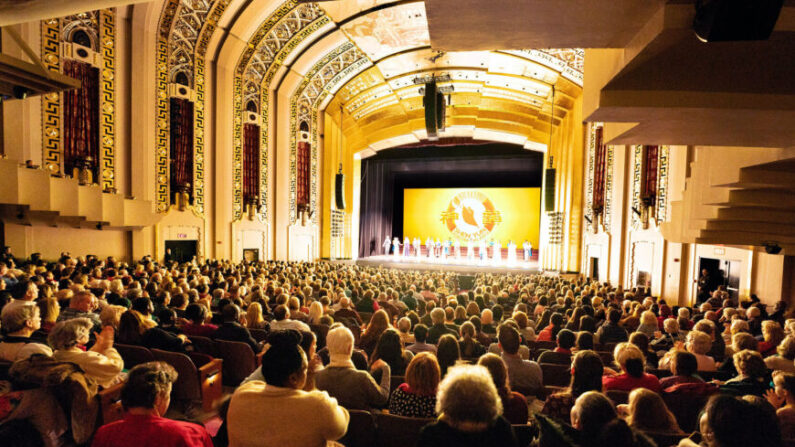 Shen Yun Performing Arts lors du lever de rideau au Bushnell, The William H. Mortensen Hall, à Hartford, Connecticut, le 8 février 2020. (Edward Dye/Epoch Times)