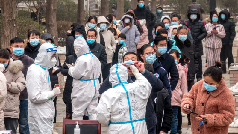 Habitants en rang pour subir des tests d'acide nucléique à Anyang, Henan, le 26 janvier 2022. (STR/AFP via Getty Images)