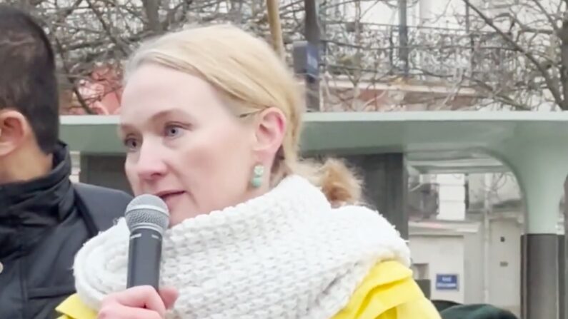 Manifestation pour dénoncer la persécution Ouighours et des autres groupes opprimés en Chine, le 3 décembre 2022 à Paris. Sur la photo, Hélène Tong, présidente de Faluninfo France, lors de son discours. (Capture d'écran)