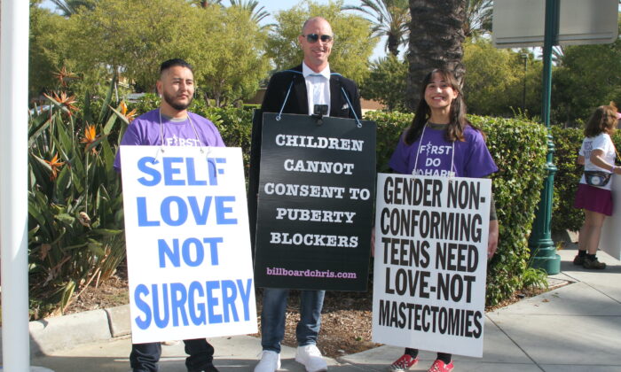 (De g. à dt.) Abel Garcia, Billboard Chris et Chloe Cole lors d'une manifestation à Anaheim, en Californie, le 8 octobre 2022. (Brad Jones/Epoch Times)