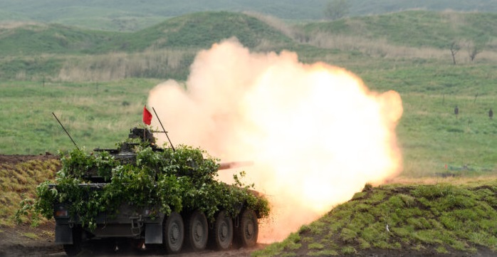 Véhicule de combat mobile de type 16 lors d'un exercice de tir réel sur un terrain d'entraînement militaire japonais de la zone de manœuvre d'East Fuji à Gotemba, Shizuoka, le 22 mai 2021. L'exercice annuel à balles réelles a eu lieu peu de temps après la critique par l'ambassadeur de Chine au Japon de l’alliance Quad pour la sécurité comprenant les États-Unis, le Japon, l'Inde et l'Australie. (Akio Kon/Getty Images)