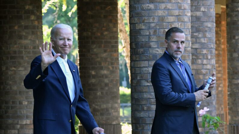 Joe Biden et Hunter Biden après avoir assisté à la messe à l'église catholique Holy Spirit à Johns Island, en Caroline du Sud, le 13 août 2022. (Nicholas Kamm/AFP via Getty Images)