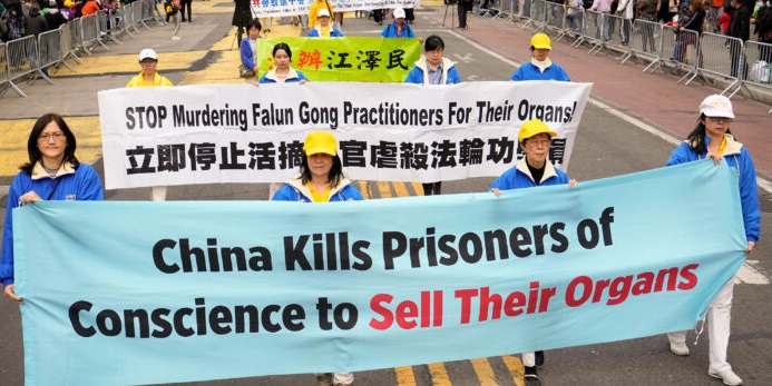 Défilé de pratiquants de Falun Gong pour dénoncer le trafic d’organes du régime chinois, à New York, le 13 mai 2022. (Larry Dye/Epoch Times)