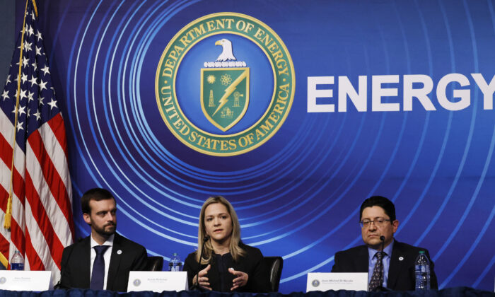 Les scientifiques des Lawrence Livermore National Laboratories (de g.à dr.) Alex Zylstra, Annie Kritcher et Jean-Michel Di Nicola, lors d'une conférence de presse au département de l'Énergie pour annoncer une percée dans la recherche sur la fusion, à Washington, le 13 décembre 2022. (Chip Somodevilla/Getty Images)