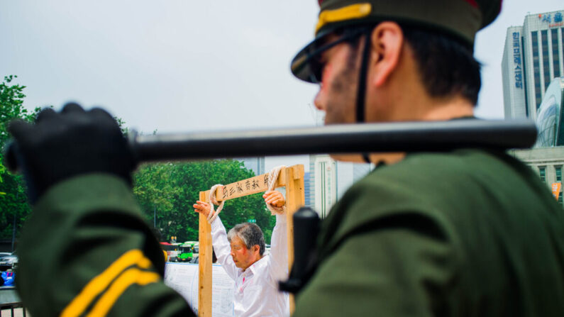 Des manifestants reconstituent les violations des droits de l'homme commises dans les prisons chinoises. (Jarrod Hall/Epoch Times)