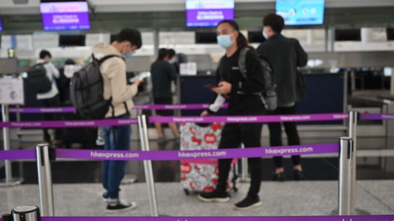 Comptoir du HK Express à l'aéroport international de Hong Kong, le 28 décembre 2022. (Peter Parks/AFP via Getty Images)