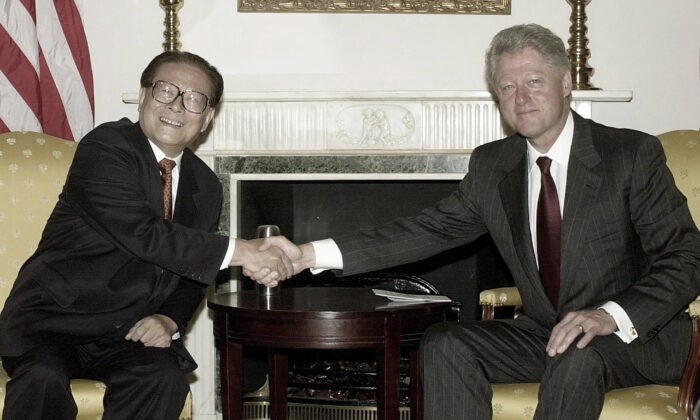 Le président américain Bill Clinton (à dt.) et Jiang Zemin, le 8 septembre 2000, à New York. (JOYCE NALTCHAYAN/AFP via Getty Images)