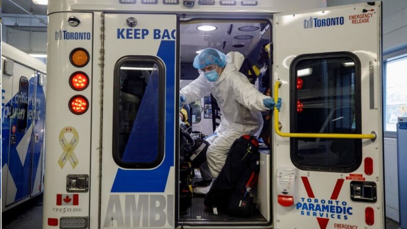 Transfert d'un patient vers l'unité de soins intensifs de l'Hôpital Humber River à Toronto, le 28 avril 2021. (COLE BURSTON/AFP via Getty Images)