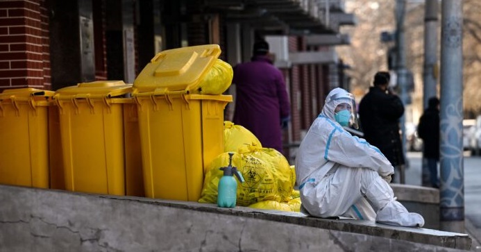 Travailleur vêtu d'un équipement de protection individuelle à l'extérieur d'une clinique à Pékin, le 19 décembre 2022. (Noel Celis/AFP via Getty Images)