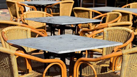 Terrasses des cafés: les couvertures remplacent maintenant le chauffage