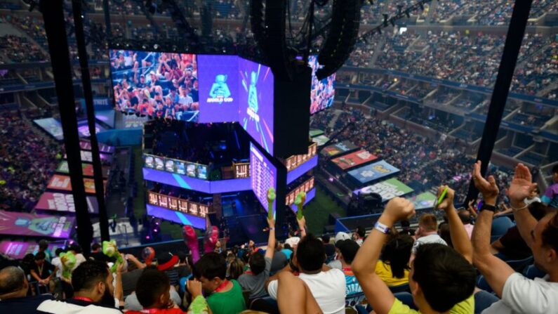 Des supporters applaudissent lors de la finale de la compétition Solo de la Coupe du monde Fortnite 2019 au stade Arthur Ashe, à New York, le 28 juillet 2019. (Johannes Eisele/AFP via Getty Images)