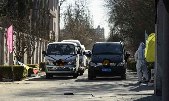 Des voitures funéraires attendent devant un crématorium à Pékin, en Chine, au milieu d'une vague massive d'infections au Covid-19, le 22 décembre 2022. (STF/AFP via Getty Images)