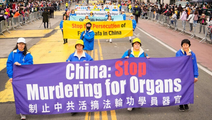 Défilé de pratiquants de Falun Gong à Flushing, N.Y., le 23 avril 2022 (Larry Dye/Epoch Times)