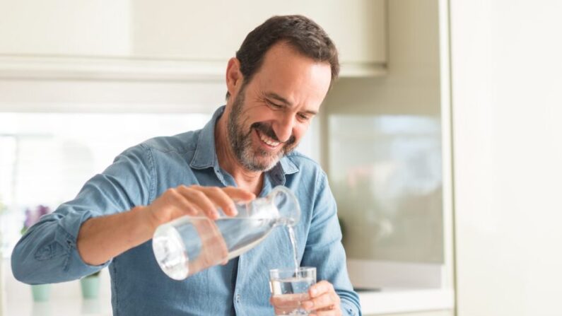 Un grand verre d'eau dès le matin est la meilleure façon de commencer sa journée et cela peut aider à perdre du poids. (Shift Drive/Shutterstock)