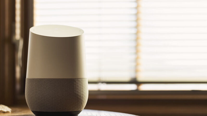 (Appareil Google Home devant des stores fermés, www.nextdayblinds.com/landings/home-stock-images.asp via Flickr)