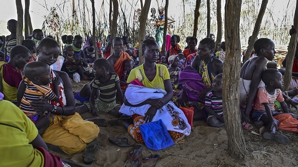 Des femmes de la communauté pastorale Turkana attendent le 18 octobre 2022 sous un abri de fortune avec leurs enfants lors d'une clinique de proximité organisée par le Fonds international des Nations Unies pour l'éducation des enfants (UNICEF) dans le village de Nadoto. - Des femmes de la communauté pastorale Turkana ont amené leurs enfants pour qu'ils bénéficient d'une aide médicale et nutritionnelle au village de Nadoto, dans le comté de Turkana, la capitale de la région frontalière aride et reculée du Kenya, Lodwar. La Corne de l'Afrique est confrontée à la pire sécheresse qu'elle ait connue depuis plus de quarante ans. Plus de 20 millions de personnes, dont 10 millions d'enfants, à Djibouti, en Éthiopie, au Kenya et en Somalie auront besoin d'eau et d'aide alimentaire jusqu'en 2023. (Photo par TONY KARUMBA/AFP via Getty Images)