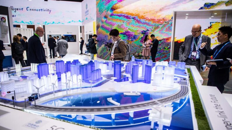 Des visiteurs viennent se renseigner au sujet de la technologie 5G Smart City sur le stand de China Mobile au congrès mondial de la téléphonie mobile GSMA 2019 organisé à Barcelone, en Espagne, le 26 février 2019. Le congrès annuel Mobile World Congress accueille certaines des plus grandes entreprises de communication du monde, et beaucoup dévoilent leurs derniers smartphones et des gadgets à usage personnel comme des écrans pliables et la mise en place des réseaux sans fil 5G. (David Ramos/Getty Images)