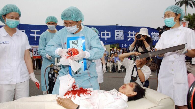 Reconstitution de prélèvements d'organes en Chine sur des pratiquants de Falun Gong, à Taipei, Taïwan, le 23 avril 2006. (Patrick Lin/AFP/Getty Images)