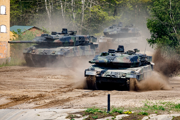 Chars Leopard de la Bundeswehr Panzerlehrbrigade 9 (9e brigade blindée de démonstration) lors d'une présentation des capacités par l'unité. (Photo de Morris MacMatzen/Getty Images)